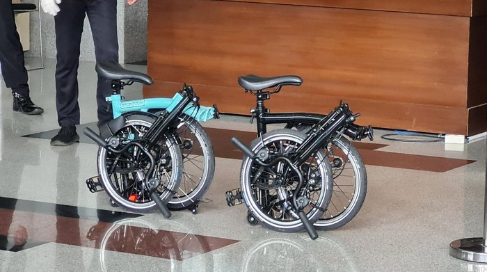Operator Anggota DPR Ihsan Yunus, Yogas, menyerahkan 2 sepeda Brompton ke KPK (Farih-detikcom)