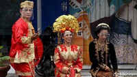 Aksi menyambut Tahun Baru Imlek itu pun sontak menarik perhatian warga yang melintas di kawasan Jalan Gatot Subroto, Solo, Jawa Tengah.
