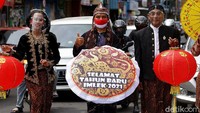 Menariknya, warga yang ikut serta dalam aksi mengucapkan selamat Tahun Baru Imlek itu juga sempat berfoto di zebra cross dengan latar sejumlah pengendara yang berhenti saat lampu merah.