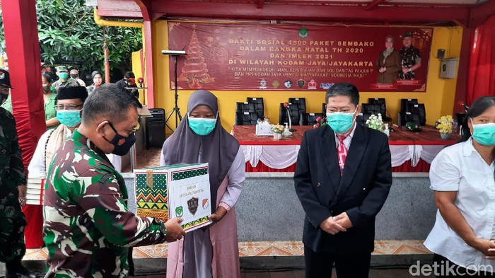 Pangdam Jaya Mayjen TNI Dudung Abdurachman beri paket bantuan warga terdampak COVID di Tangerang (Fathan/detikcom)