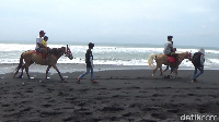 Bukannya melihat turis sedang berjemur, di Pantai Watu Pecak kebanyakan traveler akan melihat orang berkuda. Untuk bisa menikmati naik kuda keliling pantai pengunjung hanya membayar Rp 10 ribu untuk anak-anak dan Rp 20 ribu untuk orang dewasa.