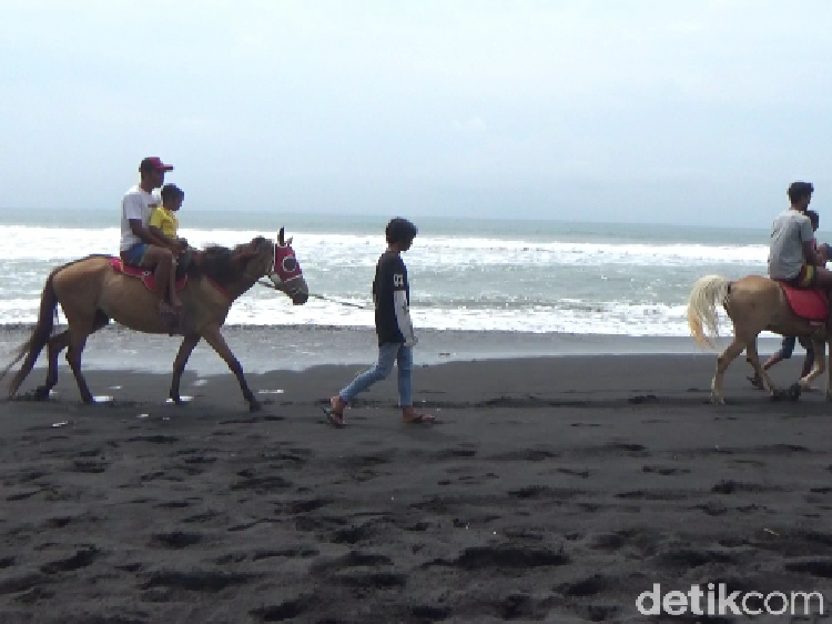 Foto: Bukan Turis Berjemur, Pantai Ini Isinya Malah Orang Berkuda