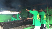 Anda tak perlu khawatir kelaparan. Karena di pantai ini tersedia aneka seafood atau kuliner ikan laut baik bakar maupun goreng. Harga makanan pun cukup terjangkau mulai dari dua puluh hingga tiga puluh ribu rupiah per porsi. 