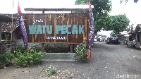 Inilah pantai Watu Pecak di Lumajang. Lokasi tepatnya berada di  Desa Selok Awar-awar, Kecamatan Pasirian, Lumajang. Wisata pantai selatan ini berjarak sekitar lima belas kilometer dari pusat Kota Lumajang. 