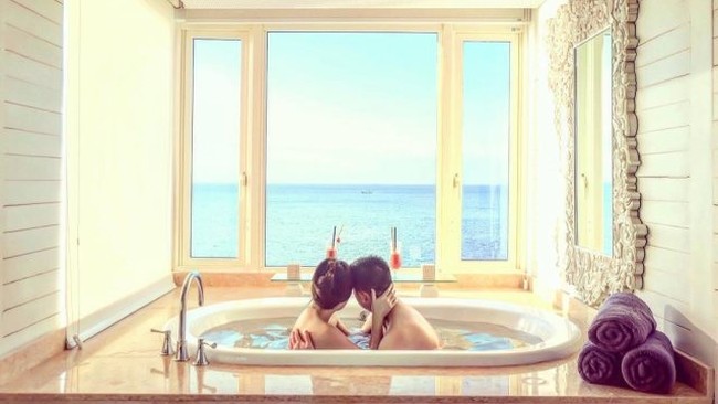 Shandy Aulia dan David Herbowo juga kerap mengunggah foto mereka saat bermesraan di bathtub. (Foto: Instagram)