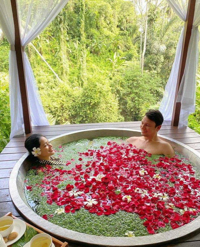 Christian Sugiono dan Titi Kamal punya cara tersendiri untuk menikmati quality time berdua. Sejoli ini mandi kembang di bathtub berkonsep outdoor sambil menikmati panorama alam liar. (Foto: Instagram)