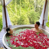 Christian Sugiono dan Titi Kamal punya cara tersendiri untuk menikmati quality time berdua. Sejoli ini mandi kembang di bathtub berkonsep outdoor sambil menikmati panorama alam liar. (Foto: Instagram)