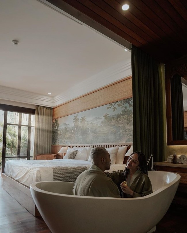 Inilah momen mesra Siti Badriah dan suaminya, Krijiana Baharuddin, saat berduaan di bathtub. (Foto: Instagram)
