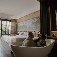 Inilah momen mesra Siti Badriah dan suaminya, Krijiana Baharuddin, saat berduaan di bathtub. (Foto: Instagram)