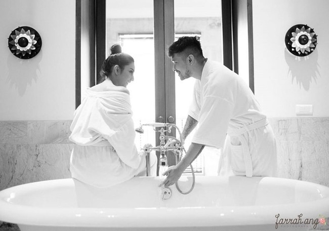Sebelum Ririn dan Ibnu, Ada Tyas Mirasih juga sempat melakukan pemotretan di bathtub bareng sang suami, Raiden Soedjono. (Foto: Instagram)
