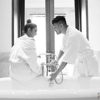 Sebelum Ririn dan Ibnu, Ada Tyas Mirasih juga sempat melakukan pemotretan di bathtub bareng sang suami, Raiden Soedjono. (Foto: Instagram)