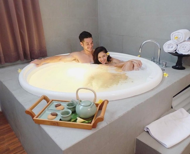 Momen mesra Andrew White dan Nana Mirdad di bathtub semakin lengkap dengan suguhan camilan dan teh. (Foto: Instagram)