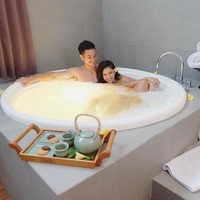 Momen mesra Andrew White dan Nana Mirdad di bathtub semakin lengkap dengan suguhan camilan dan teh. (Foto: Instagram)