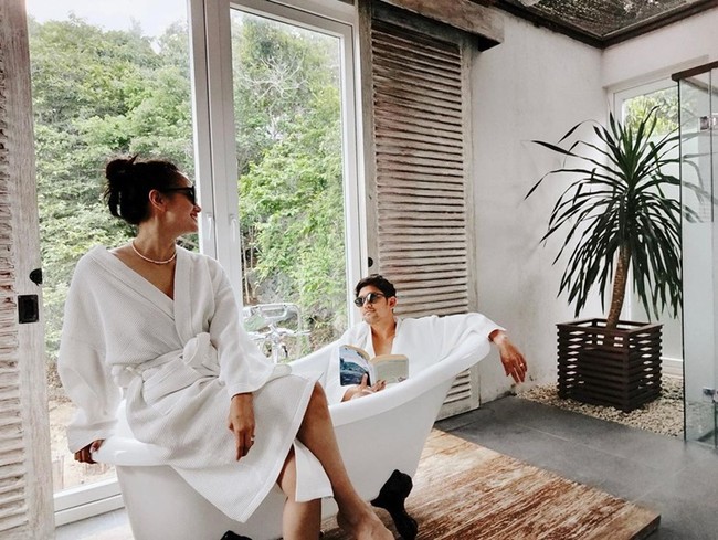 Pengantin baru Ririn Ekawati dan Ibnu Jamil memanfaatkan bathtub di hotel bulanmadu mereka untuk sesi foto couple yang romantis. (Foto: Instagram)