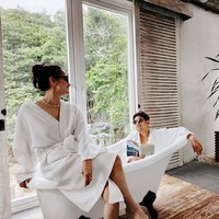 Pengantin baru Ririn Ekawati dan Ibnu Jamil memanfaatkan bathtub di hotel bulanmadu mereka untuk sesi foto couple yang romantis. (Foto: Instagram)