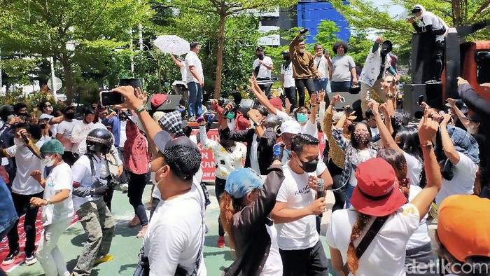 Pekerja hiburan malam geruduk Balai Kota Makassar (Ibnu Munsir/detikcom).
