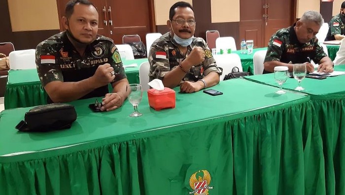 Team 8 mencabut mandat Ketua Umum Himpunan Putra Putri Keluarga Besar TNI AD (HIPAKAD) Hariara Tambunan. Kenapa?