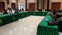 Karena tindakan kesewenangannya itu mengakibatkan dari keputusan yang menimbulkan konflik di jajaran pengurus daerah. Sehingga menimbulkan pernyataan dari pengurus DPD mosi tidak percaya. Sementara itu, Hariara Tambunan menolak mandatnya dicabut karena tidak memiliki legal standing atau pendiri tak memiliki wewenang akan hal itu sehingga tak tak bisa ikut campur dalam organisasi. Foto: dok. HIPAKAD
