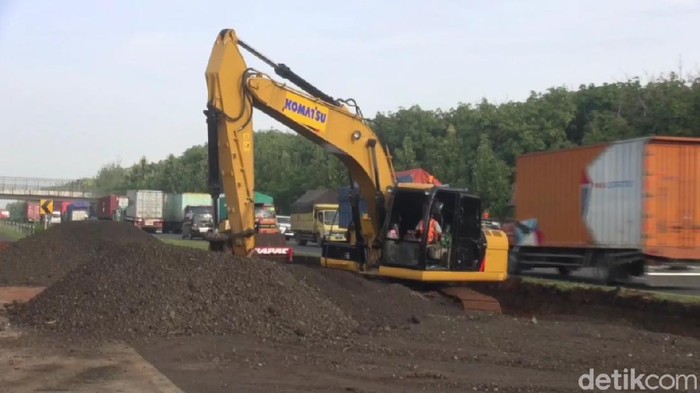 Pengelola mulai membuat jalan putaran untuk memperpendek contraflow di Cipali