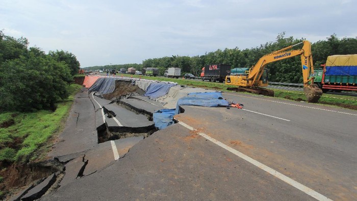 PERBAIKAN JALAN AMBLES TOL CIPALI Pekerja memeriksa kondisi jalan tol yang ambles di ruas tol Cikopo-Palimanan (Cipali) KM 122, Kabupaten Subang, Jawa Barat, Rabu (10/2/2021). Kementerian Pekerjaan Umum dan Perumahan Rakyat (PUPR) dan Astra Tol Cipali akan melakukan percepatan penanganan amblesnya jalan di ruas tol Cipali KM 122 dengan membuat lajur sementara sepanjang 200 meter dengan perkiraan waktu pengerjaan selama 10 hari. ANTARA FOTO/Dedhez Anggara/rwa.