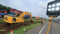 Diperkirakan proses pengerjaan memperbaiki jalan tol tersebut membutuhkan waktu selama 10 hari. 