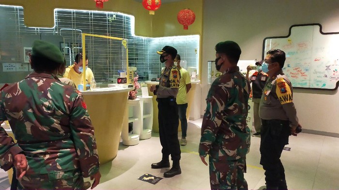 Petugas gabungan yang terdiri dari Polsek Tenggilis Mejoyo, Satpol PP kecamatan dan Koramil setempat mengecek beberapa hotel di Jalan Prapen pada Selasa (9/2) malam