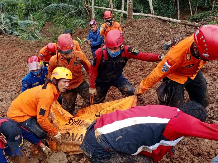 Petugas temukan seorang korban tewas tertimbun longsor di Kebumen, Rabu (10/2/2021).