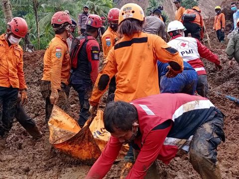 Petugas temukan seorang korban tewas tertimbun longsor di Kebumen, Rabu (10/2/2021).