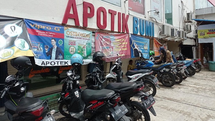 Polisi datangi Apotek Bumi cek soal viral Helena Lim divaksin duluan (Sachril-detikcom)