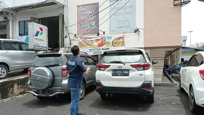 Polisi datangi Apotek Bumi cek soal viral Helena Lim divaksin duluan (Sachril-detikcom)