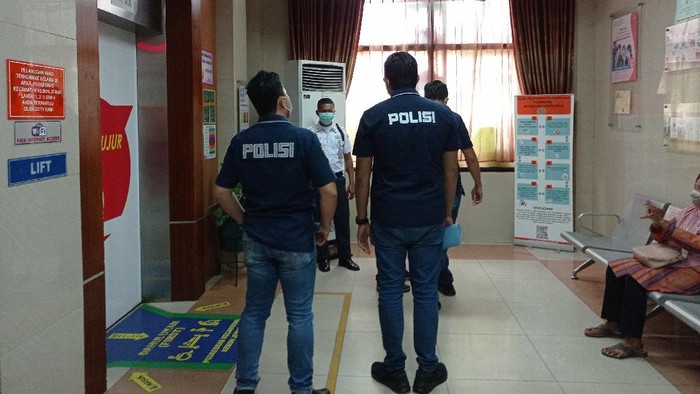 Polisi datangi Puskesmas Kebon Jeruk usai viral Helena Lim divaksin duluan (Sachril-detikcom)