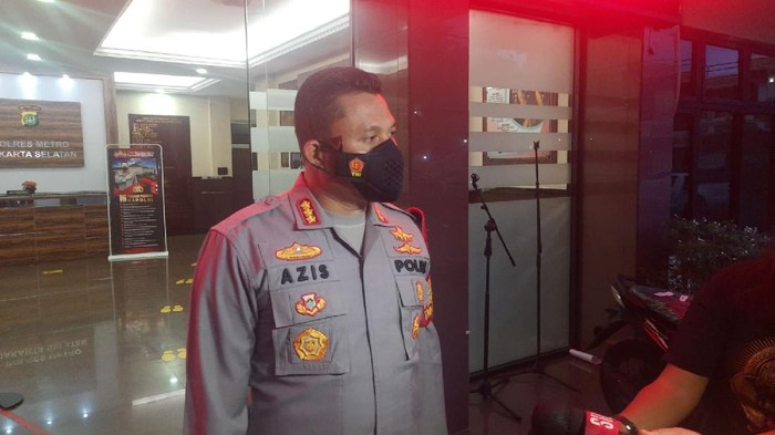 Polisi menduga, penusukan Gumilar Ekalaya berkaitan dengan pekerjaan.