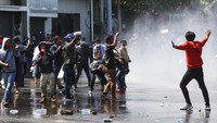 Luka-luka ini disebut karena peluru karet yang sebagian besar ditembakkan ke udara oleh polisi. Petugas juga disebut menggunakan meriam air untuk mencoba membubarkan pengunjuk rasa di ibu kota Naypyitaw.