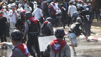 Tidak hanya itu, dilaporkan beberapa polisi juga mengalami cidera saat melakukan membubarkan pengunjuk rasa.