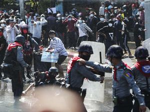 Potret Demo Myanmar yang Berujung Ricuh