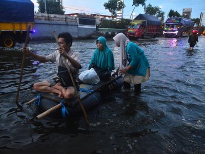 Potret Jalur Pantura yang Masih Terendam Banjir