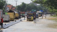 Sejumlah kendaraan menerobos jalan yang tergenang banjir di jalan jalur Pantura Desa Jati Wetan, Kudus, Jawa Tengah, Selasa (9/2/2021). ANTARA FOTO/Yusuf Nugroho.