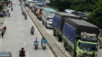 Antrean truk pengangkut logistik yang berhenti beroperasi parkir di ruas jalur Pantura Pamanukan, Kabupaten Subang, Jawa Barat, Selasa (9/2/2021). ANTARA FOTO/Novrian Arbi