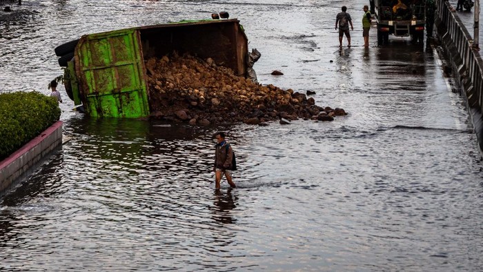 Potret Jalur Pantura yang Masih Terendam Banjir Sejumlah kendaraan menerobos jalan yang tergenang banjir di jalan jalur Pantura Desa Jati Wetan, Kudus, Jawa Tengah, Selasa (9/2/2021). Banjir dengan ketinggian hingga 50 cm sejak Sabtu (6/2) lalu itu menyebabkan kemacetan dari arah Kudus menuju Semarang. ANTARA FOTO/Yusuf Nugroho/hp.