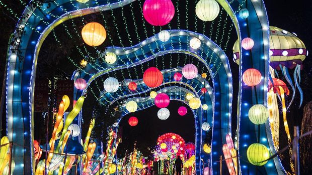 WUHAN, CHINA - FEBRUARY 5: (CHINA OUT) A resident wears a mask while visiting the Chinese New Year Folk Art Lantern show at Expo Garden on February 5, 2021 in Wuhan, Hubei Province, China. China is marking the Spring Festival which begins with the Lunar New Year on February 12, ushering in the Year of the Ox. With no recorded cases of COVID-19 community transmissions since May 2020, life for residents in Wuhan is gradually returning to normal. (Photo by Getty Images)