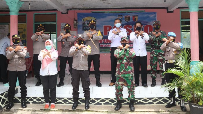 PPKM Mikro mulai diterapkan di semua RT di Ngawi. Forkopimda blusukan melakukan pemantauan posko dan memberikan alat rapid antigen ke dokter Puskesmas di desa.