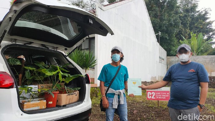 Pria Garut kembali tukar tanaman dengan sebidang tanah