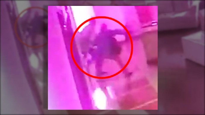 Detik-detik penusukan Plt Kadis Parekraf Gumilar Ekalaya terekam CCTV. Terlihat pelaku sebelumnya berbicara dengan Gumilar, kemudian berdiri dan menusuk Gumilar. Sejumlah orang di ruangan heboh.