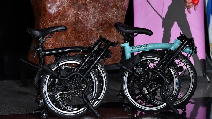 Perantara anggota Komisi II DPR Fraksi PDIP Ihsan Yunus, Agustri Yogasmara membawa barang bukti sepeda Brompton saat rekonstruksi perkara dugaan korupsi pengadaan bantuan sosial Kementerian Sosial untuk penanganan COVID-19 di gedung KPK, Jakarta, Rabu (10/2/2021). ANTARA FOTO/Sigid Kurniawan/rwa.