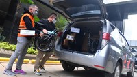 Tersangka dari pihak swasta Harry Sidabuke (kiri) menyerahkan sepeda Brompton kepada perantara anggota Komisi II DPR Fraksi PDIP Ihsan Yunus, Agustri Yogasmara saat rekonstruksi perkara dugaan korupsi pengadaan bantuan sosial Kementerian Sosial untuk penanganan COVID-19 di gedung KPK, Jakarta, Rabu (10/2/2021).