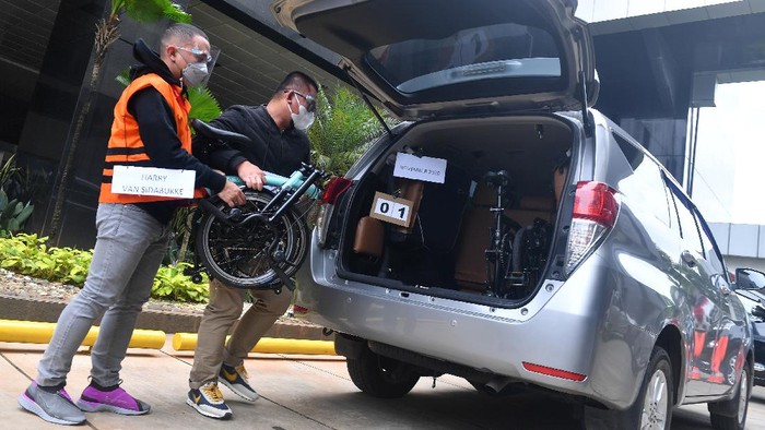 Perantara anggota Komisi II DPR Fraksi PDIP Ihsan Yunus, Agustri Yogasmara membawa barang bukti sepeda Brompton saat rekonstruksi perkara dugaan korupsi pengadaan bantuan sosial Kementerian Sosial untuk penanganan COVID-19 di gedung KPK, Jakarta, Rabu (10/2/2021). ANTARA FOTO/Sigid Kurniawan/rwa.