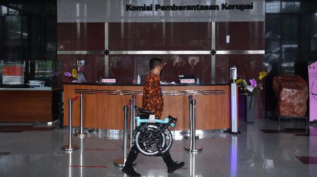 Perantara anggota Komisi II DPR Fraksi PDIP Ihsan Yunus, Agustri Yogasmara membawa barang bukti sepeda Brompton saat rekonstruksi perkara dugaan korupsi pengadaan bantuan sosial Kementerian Sosial untuk penanganan COVID-19 di gedung KPK, Jakarta, Rabu (10/2/2021). ANTARA FOTO/Sigid Kurniawan/rwa.