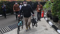 Petugas membawa sepeda merek Brompton yang diserahkan perantara anggota Komisi II DPR Fraksi PDIP Ihsan Yunus, Agustri Yogasmara di Gedung KPK, Jakarta, Rabu (10/2/2021).
