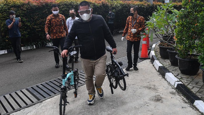 Perantara anggota Komisi II DPR Fraksi PDIP Ihsan Yunus, Agustri Yogasmara membawa barang bukti sepeda Brompton saat rekonstruksi perkara dugaan korupsi pengadaan bantuan sosial Kementerian Sosial untuk penanganan COVID-19 di gedung KPK, Jakarta, Rabu (10/2/2021). ANTARA FOTO/Sigid Kurniawan/rwa.