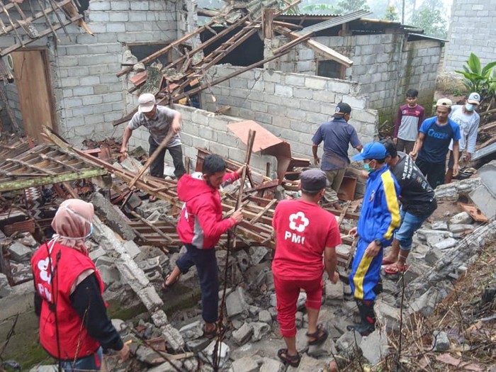 Rumah di lereng Gunung Merbabu ambrol gegara tanah gerak, Boyolali, Rabu (10/2/2021).